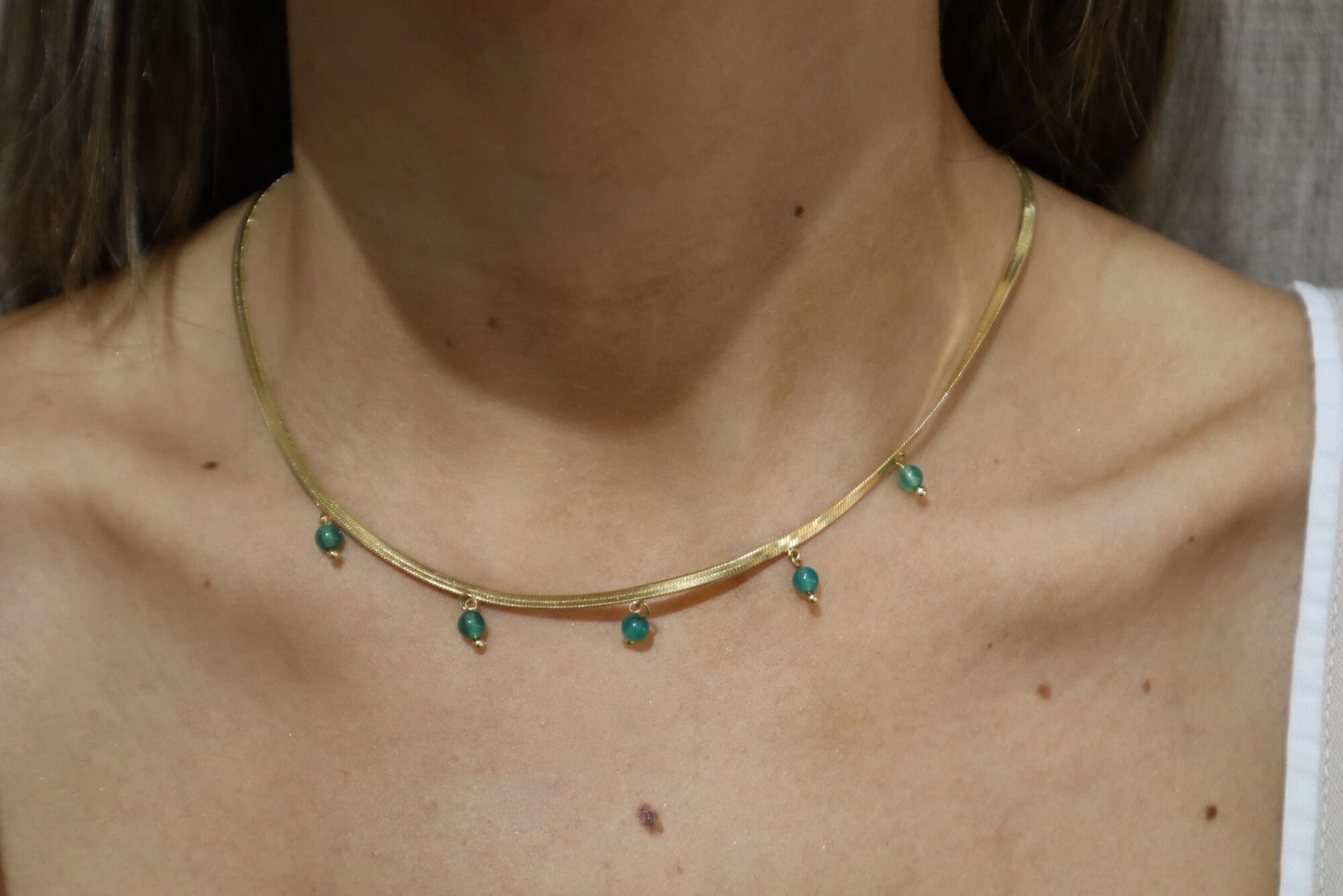 Collar cinta con dijes verdes